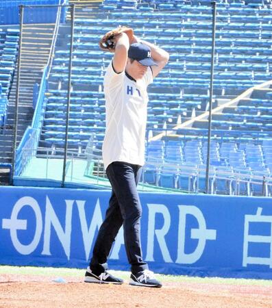 　レジェンド始球式に登場した法大ＯＢの小早川毅彦氏