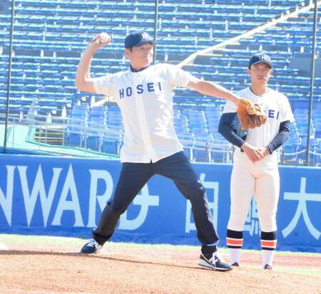 【写真】小早川毅彦氏は名門大学OB会長 伝統ユニ姿で始球式