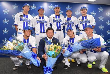 　引退会見後に入江（右から２人目）ら選手たちから花束を受け取り笑顔の森唯（撮影・開出牧）