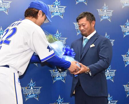 　引退会見後のサプライズで入江（左）らチームメートから花束を受け取る森唯（撮影・開出牧）