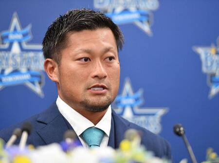 　引退会見で涙を浮かべながら心境を語る森唯（撮影・開出牧）