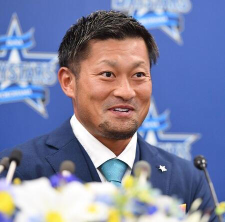 　引退会見で笑顔を見せる森（撮影・開出牧）