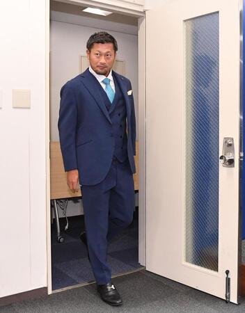 　神妙な面持ちで引退会見に現れた森（撮影・開出牧）