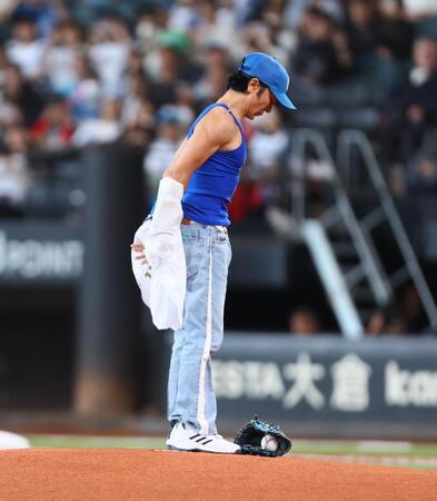 　マウンドでユニホームを脱ぐ武田真治（撮影・中島達哉）