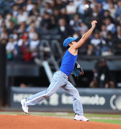 　ファーストピッチセレモニーで投球する武田真治（撮影・中島達哉）