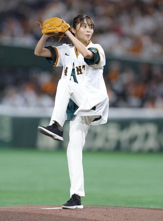 　ファーストピッチを行う日本テレビ・五十嵐にいかアナ（撮影・西岡正） 