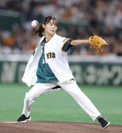 　ファーストピッチを行う日本テレビ・五十嵐にいかアナ（撮影・西岡正） 