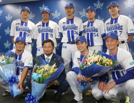 　今季限りでの現役引退を決め、チームメートと写真に納まるＤｅＮＡの森唯斗投手（前列左から２人目）＝２１日、横浜市