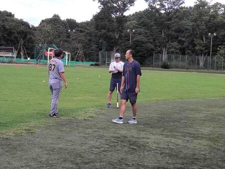 　阪神ナイン、コーチらと交流する青柳