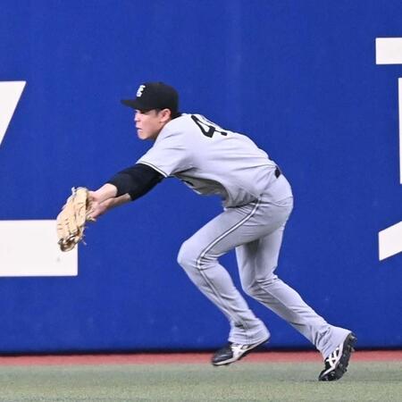 　３回、上林の打球を好捕する右翼手・中山