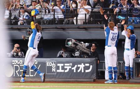 　１回、先制２ランを放ち、パイナポーポーズをとる水谷（左）ら日本ハムナイン（撮影・中島達哉）