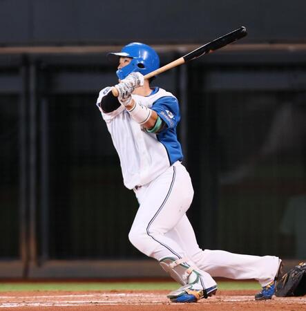 　３回、２ランを放つ郡司（撮影・中島達哉）