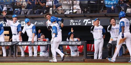 　３回、２ランを放った郡司（３０）、レイエス（９９）を迎える水谷（中央）ら日本ハムナイン（撮影・中島達哉）