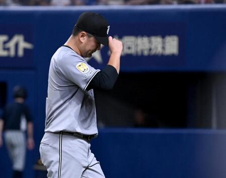 　６回、交代しベンチへ戻る田中将