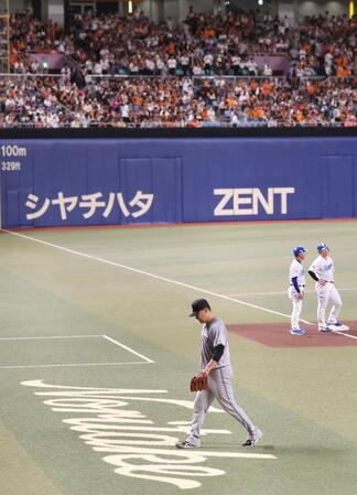 　６回、交代しベンチへ戻る田中将