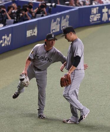 　６回、交代しベンチへ戻る田中将