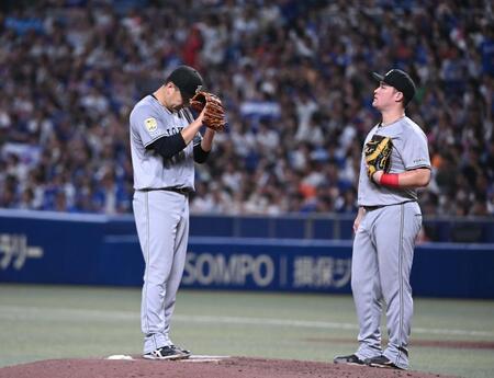　６回、細川に中越え適時三塁打を打たマウンドでうつむく田中将（左）