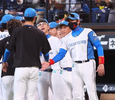 　ナインを迎える新庄監督（右）＝撮影・中島達哉