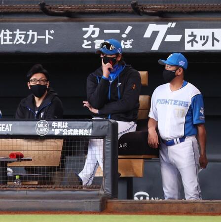 　３回、考え込む新庄監督（中央）＝撮影・中島達哉