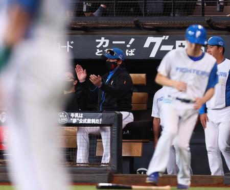 　３回、郡司が２ランを放ち、手をたたく新庄監督（中央）＝撮影・中島達哉