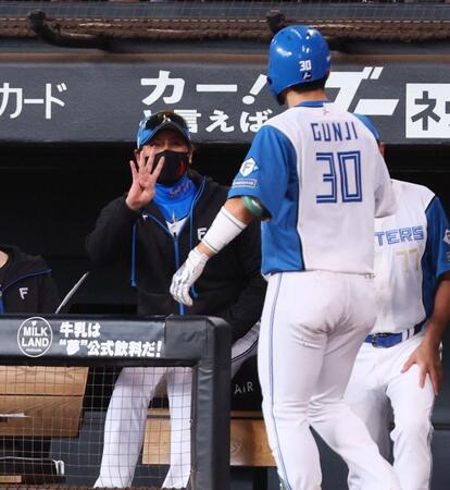 　３回、２ランを放った郡司（３０）を「４」のポーズで迎える新庄監督（撮影・中島達哉）