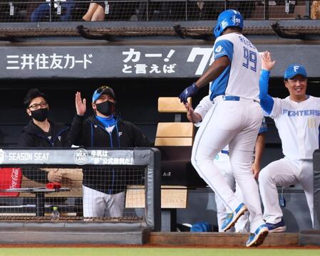 　１回、水谷の先制２ランで生還したレイエス（９９）を迎える新庄監督（中央）＝撮影・中島達哉