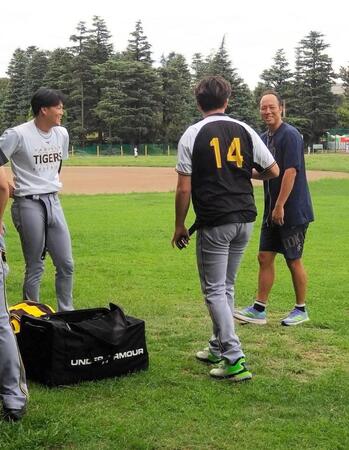 　阪神ナイン、コーチらと交流する青柳