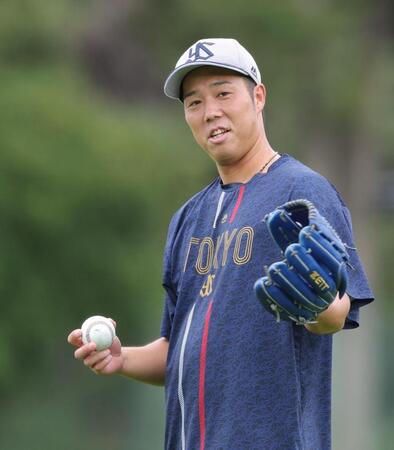 　キャッチボールする青柳（撮影・西岡正）