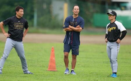 　岩崎、坂本と話す青柳（撮影・金田祐二）