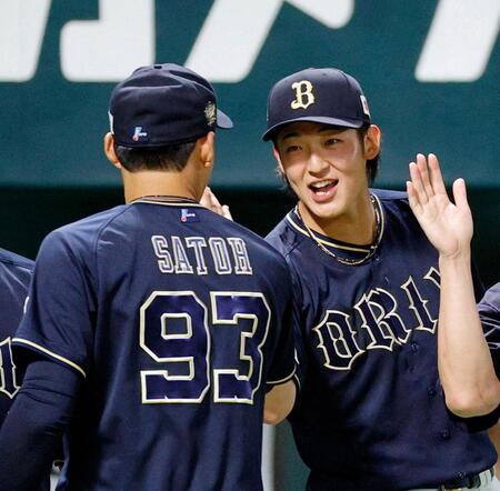 　ソフトバンクを破り、今季初勝利を挙げた佐藤（左）とタッチを交わす山崎