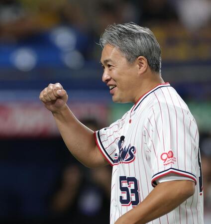 　始球式を終え、ガッツポーズの五十嵐亮太氏（撮影・西岡正）