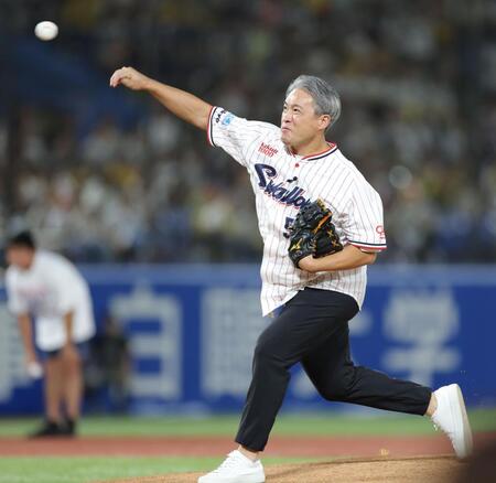 　始球式を行う五十嵐亮太氏（撮影・西岡正） 
