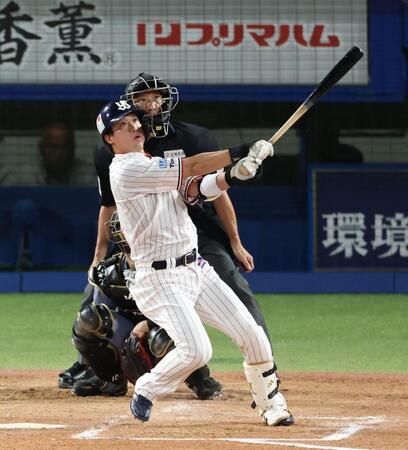 　１回、左越えに先制ソロを放つ山田（撮影・金田祐二）