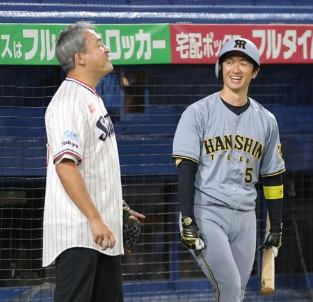 　始球式前に五十嵐亮太氏（左）と談笑する近本（撮影・西岡正）