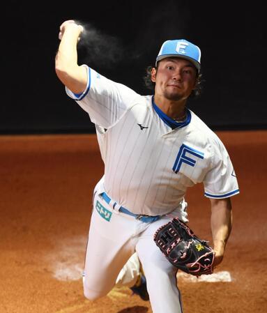 　調整する伊藤（撮影・中島達哉）