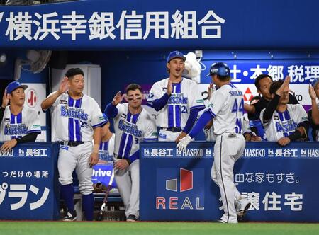 　３回、右越え２ランを放ちナインとタッチを交わす石上（右手前）＝撮影・開出牧