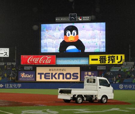 　降雨中断中、流されたつば九郎の映像（撮影・西岡正）