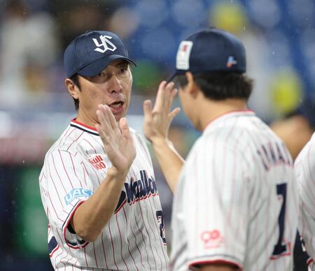 　阪神に勝利し、山田（右）とタッチを交わす高津監督（撮影・西岡正）