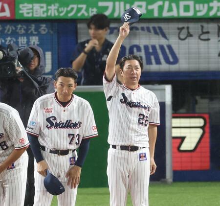 　勝利で声援に応える高津監督（撮影・金田祐二）