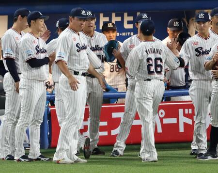 　守備から戻るナインを迎える村上（撮影・金田祐二）