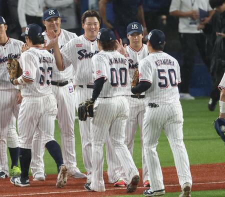 　ナインを迎える山田、村上ら（撮影・金田祐二）