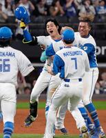 　９回、サヨナラ二塁打を放ち、ナインから祝福を受ける浅間（奥左）