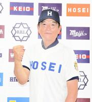 　レジェンド始球式に登場した法大ＯＢの小早川毅彦氏