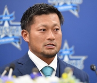 　引退会見で涙を浮かべながら心境を語る森唯（撮影・開出牧）