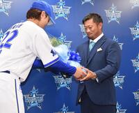 　引退会見後のサプライズで入江（左）らチームメートから花束を受け取る森唯（撮影・開出牧）