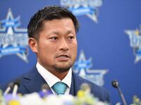 　引退会見で涙を浮かべながら心境を語る森唯（撮影・開出牧）