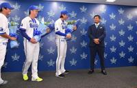 　引退会見後のサプライズで花束を手に現れた入江（左から３人目）らチームメートに驚きの表情を見せる森唯（右）＝撮影・開出牧