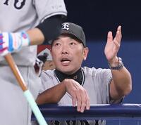 　１回、岡本の先制右中間２点二塁打で生還した丸らを迎える阿部監督