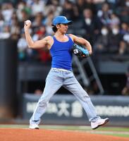 　ファーストピッチセレモニーで投球する武田真治（撮影・中島達哉）