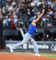 　ファーストピッチセレモニーで投球する武田真治（撮影・中島達哉）